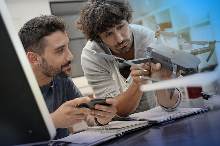 Two designers working on a drone - 3DEXPERIENCE Works platform