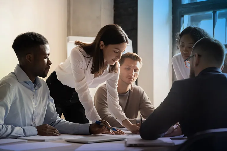 Personnes travaillant ensemble à une table - plate-forme 3DEXPERIENCE